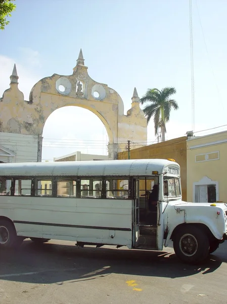 Starý autobus přední oblouk v městě merida v Mexiku — Stock fotografie