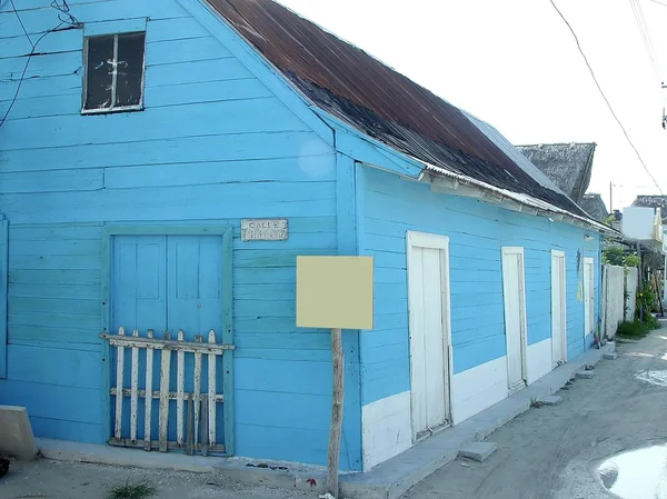Casa azul na ilha caribenha Quintana Roo — Fotografia de Stock