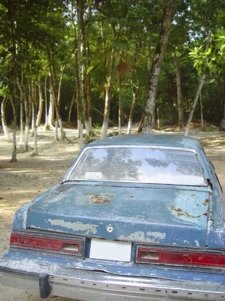 Velho carro americano enferrujado envelhecido na selva — Fotografia de Stock