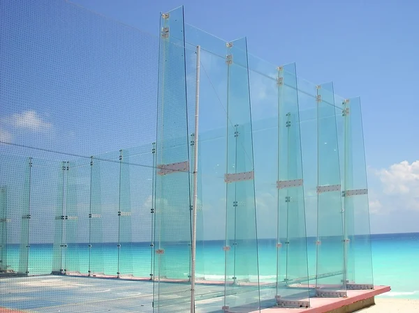 Raquete campo de vidro esporte fron mar das Caraíbas — Fotografia de Stock