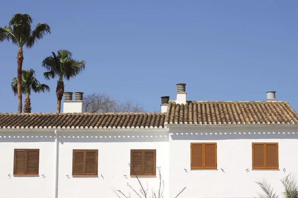 Casa blanca mediterránea detalle al aire libre cielo azul —  Fotos de Stock