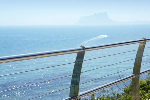 Roestvrij staal balkon Middellandse Zee moraira — Stockfoto
