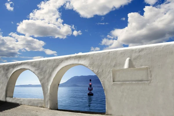 Mittelmeer Blick auf weiße Bögen Architektur — Stockfoto