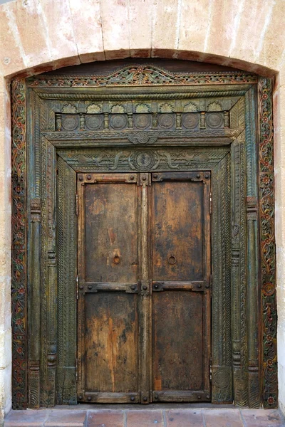 Starověké východní indické dřevěné dveře — Stock fotografie