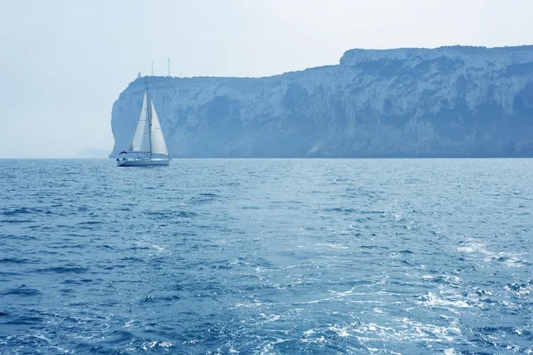 デニアでサンアントニオ岬セーリング ヨット — ストック写真