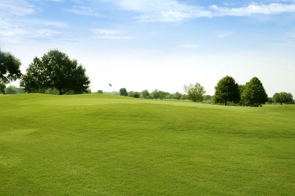 Beautigul Golf Grün Gras Sportplätze lizenzfreie Stockbilder