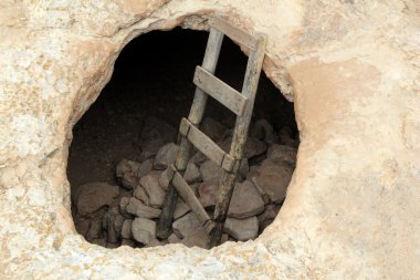 barbarlığın cape mağara deliği Ahşap merdiven yaşlı