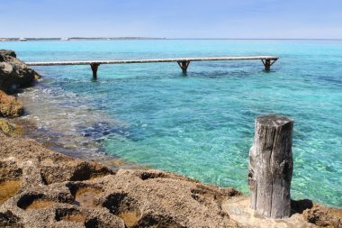 Formentera illetes turkuaz deniz ahşap iskele