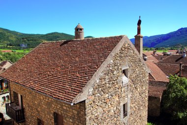 hecho Vadisi pyrenees Köyü çatı ve dağ