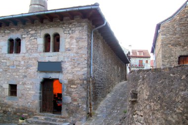 hecho valley village taş sokaklarında pyrenees