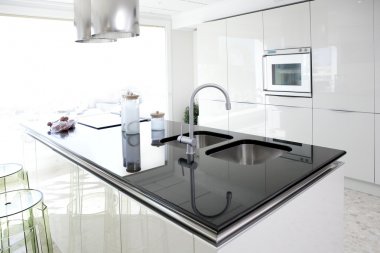 Modern beyaz mutfak temiz iç tasarım