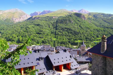 Panticosa köy yüksek görünüm kayrak pyrenees çatılar