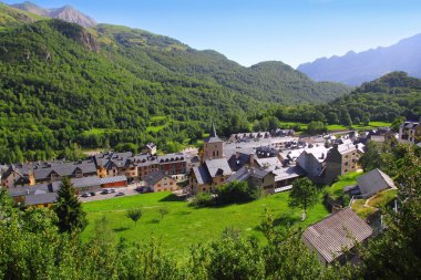 Panticosa köy yüksek görünüm kayrak pyrenees çatılar