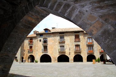 ainsa Ortaçağ Romanesk köy sokak İspanya