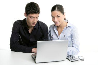 Genç çift takım işbirliği ile laptop