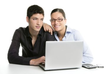 Genç çift takım işbirliği ile laptop