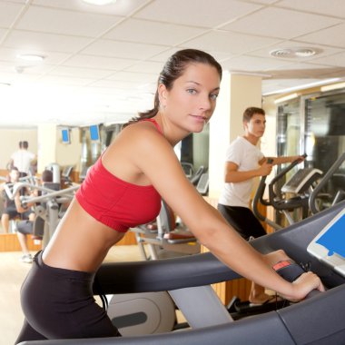 spor salonunda treadmill çalışan genç kadın iç