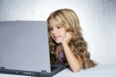 Öğrenci dizüstü compute üzerinde küçük okul kız