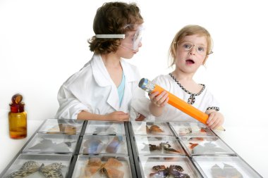 küçük kızlarla Naturalist: kelebek koleksiyonu
