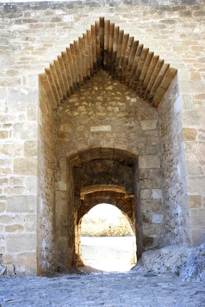 Diversi stili di arco architettonico sul castello di pietra — Foto Stock
