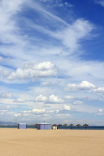 Песчаный пляж Мальвара в Валенсии Испания голубое небо — стоковое фото