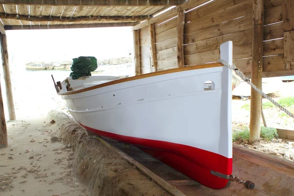 Barco Formentera encalhado em trilhos de madeira — Fotografia de Stock