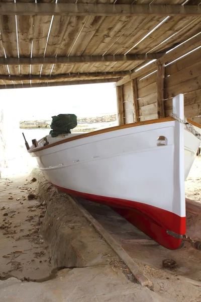 Formentera boot gestrand op houten rails — Stockfoto