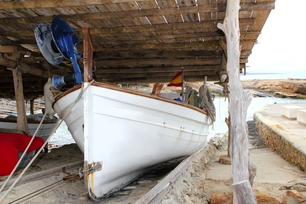 Bateau Formentera échoué sur des rails en bois — Photo