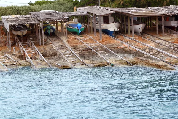 Escalo formentera båt strandsatta trä skenor — Stockfoto