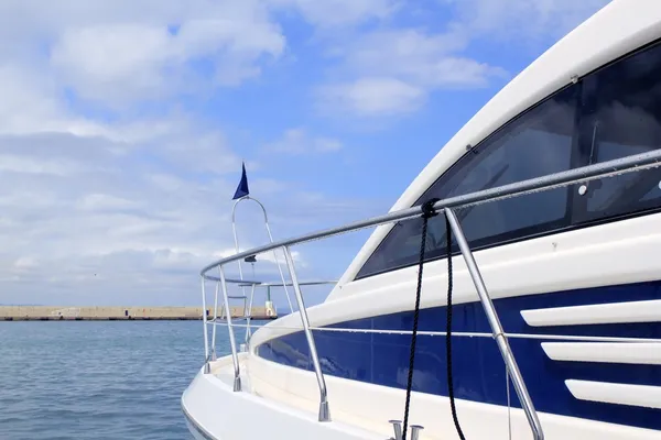 蓝色游艇边视图福门特拉岛港口巴利阿里 — 图库照片