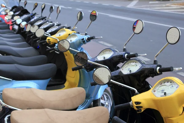 Robogó mototbikes sor, sok üzlet kiadó — Stock Fotó
