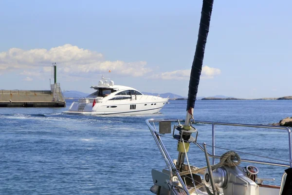 Detalle de proa velero entrada puerto de Formentera — Foto de Stock