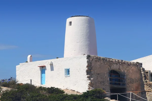 Antico mulino a vento bianco sale Formentera — Foto Stock