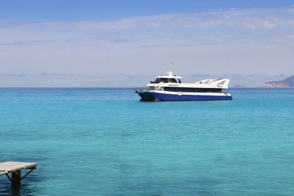 イレタスのターコイズ ブルーの海のフォル メンテラ島のボート — ストック写真