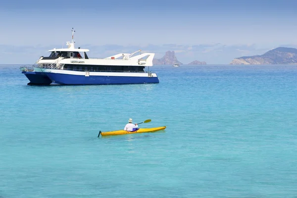 Idosos turquesa mar caiaque Formentera barco — Fotografia de Stock