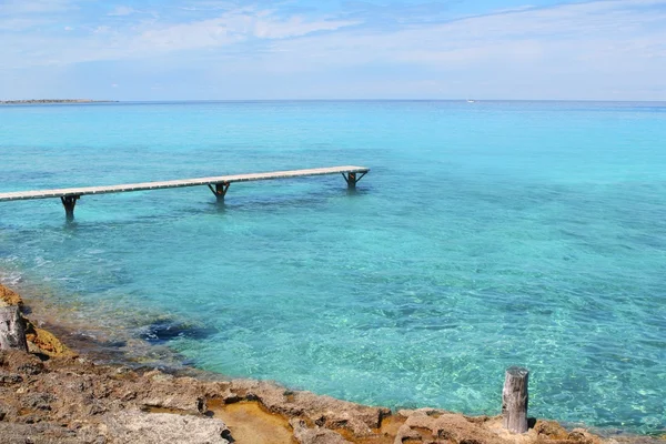 フォル メンテラ島イレタス ターコイズ ブルーの海の木製の桟橋 — ストック写真