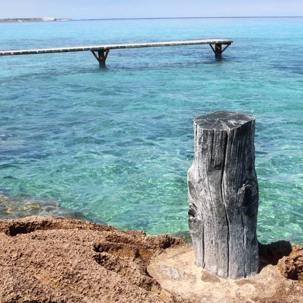 Formentera illetes tyrkysové moře dřevěné molo — Stock fotografie