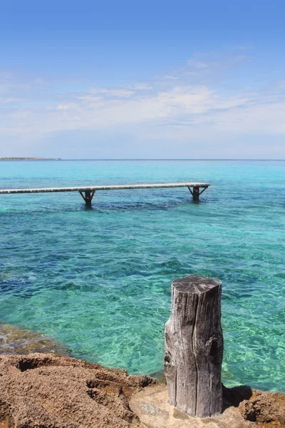 Formentera illetes türkisfarbener Seebrücke aus Holz — Stockfoto