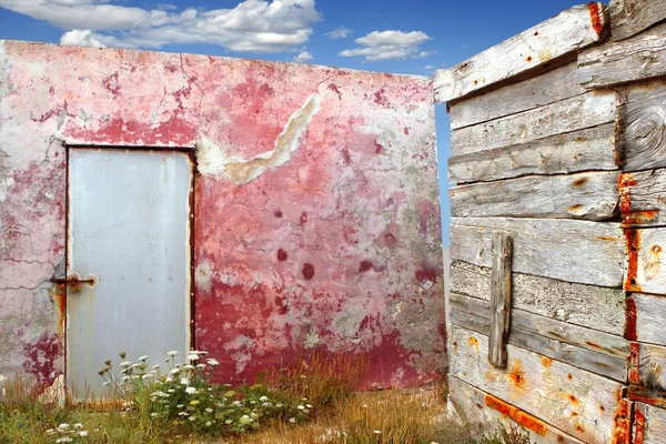 Grunge red wall aged weathered wood corner — Stock Photo, Image
