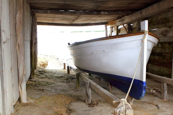 Barca Formentera bloccata su rotaie in legno — Foto Stock