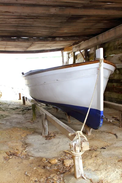 Barco Formentera encalhado em trilhos de madeira — Fotografia de Stock