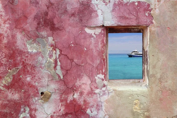 Grunge rózsaszín piros fal ablak türkizkék tenger — Stock Fotó