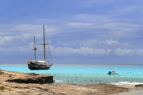 海賊風木製帆船の停泊ターコイズ — ストック写真