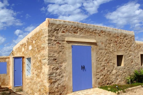 Kamenný dům zdiva modrá obloha dveře okna — Stock fotografie