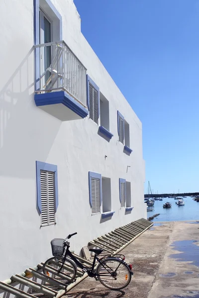 Bicicleta da casa branca Formentera estany des peix — Fotografia de Stock