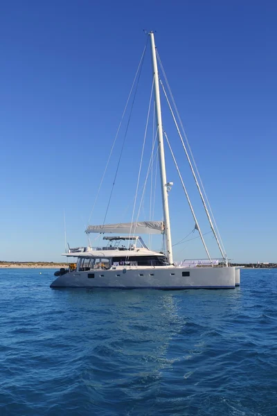 Grande catamarã ancorado em Illetes Formentera — Fotografia de Stock