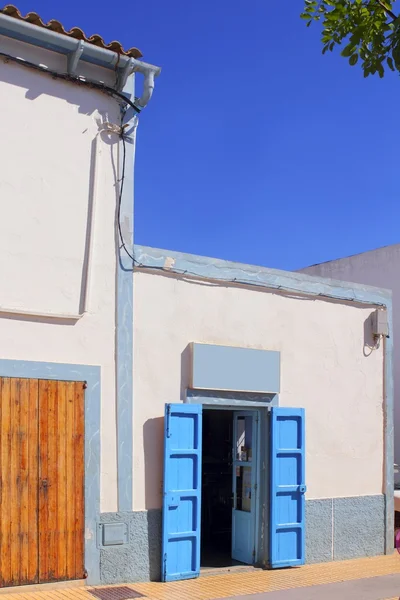 Белый средиземноморский дом Форментера — стоковое фото