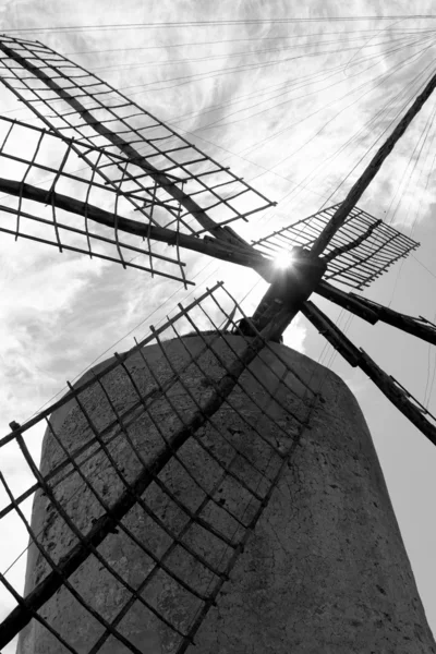 Balearerna väderkvarn vind mills Spanien — Stockfoto