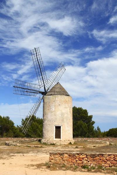 Baleárské ostrovy větrný mlýn větrné mlýny Španělsko — Stock fotografie