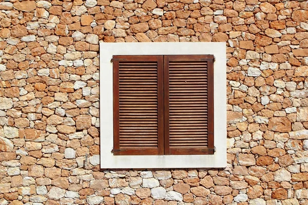 Brunt trä fönster i frimureriet vägg — Stockfoto